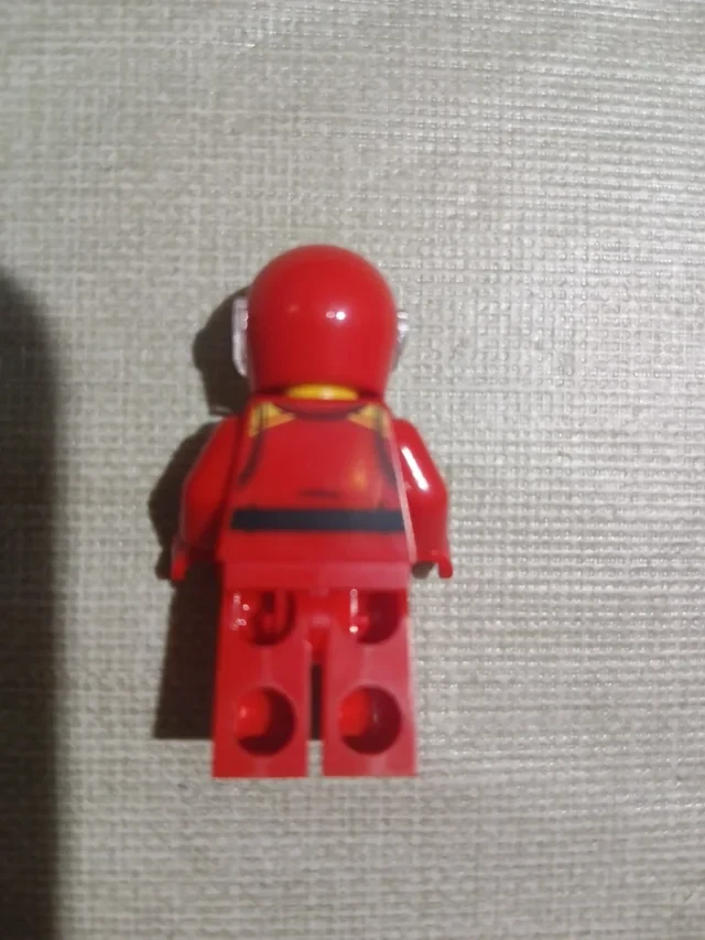 LEGO Minifigure Piloto Ferrari 499P – photo 2